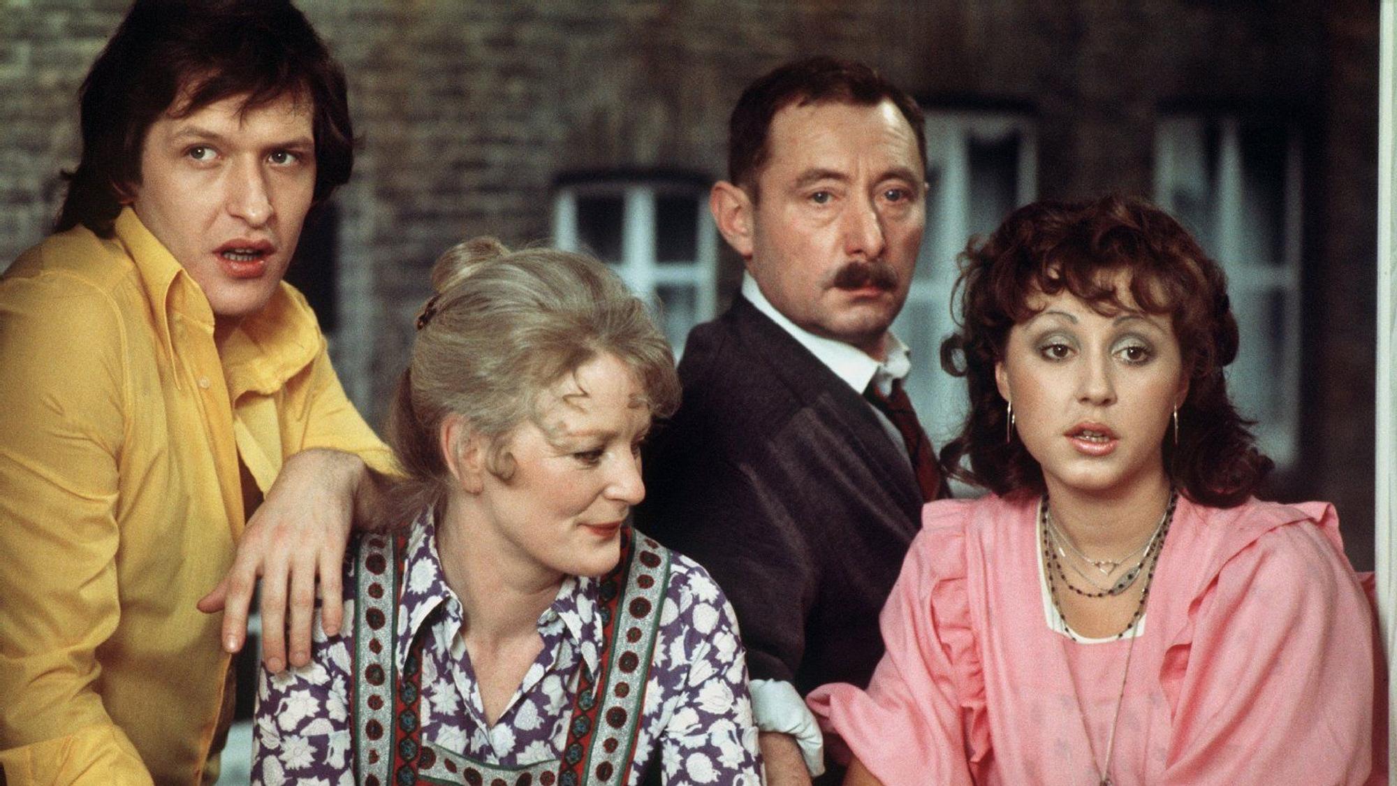 Heinz Schubert als Vater Alfred Tetzlaff (2.v.r.), Elisabeth Wiedemann als seine Frau Else (2.v.l.), Hildegard Krekel als Tochter Rita (r) und Diether Krebs als Schwiegersohn Michael (l).