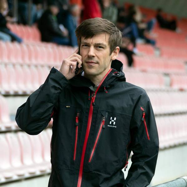 wettich_onthephone