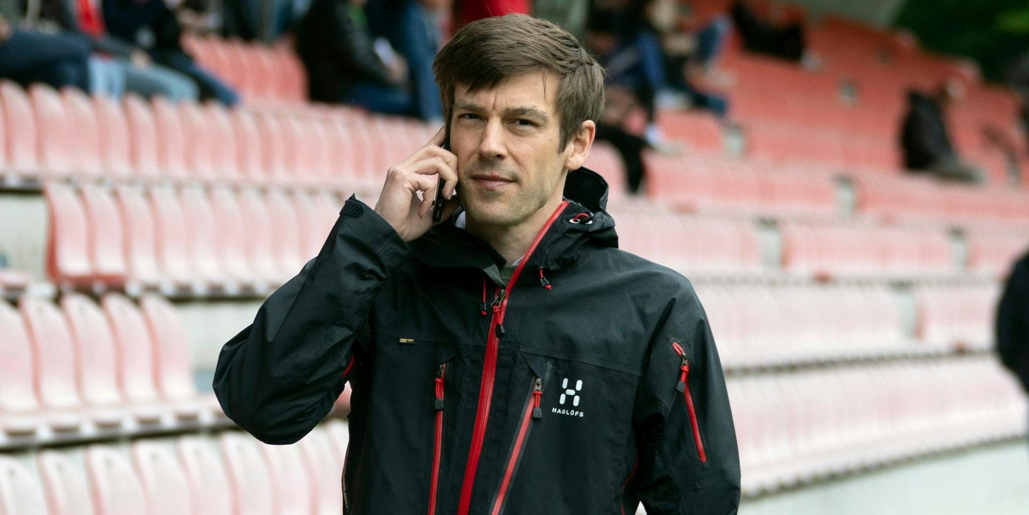 wettich_onthephone