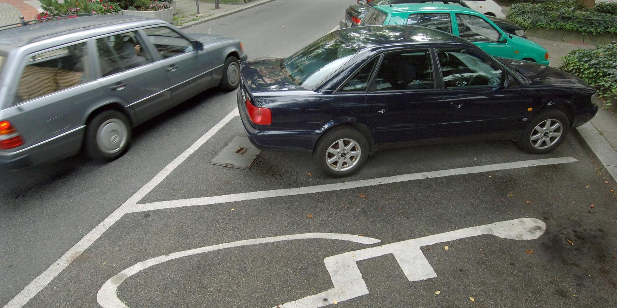 Auto_fährt_an_Behindertenparkplatz_vorbei