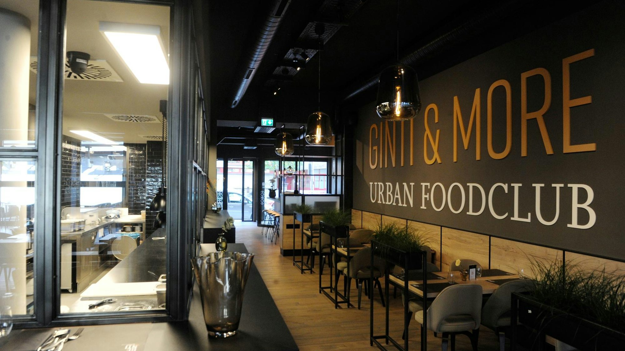 Der Innenraum des Restaurants Ginti & More in Köln.