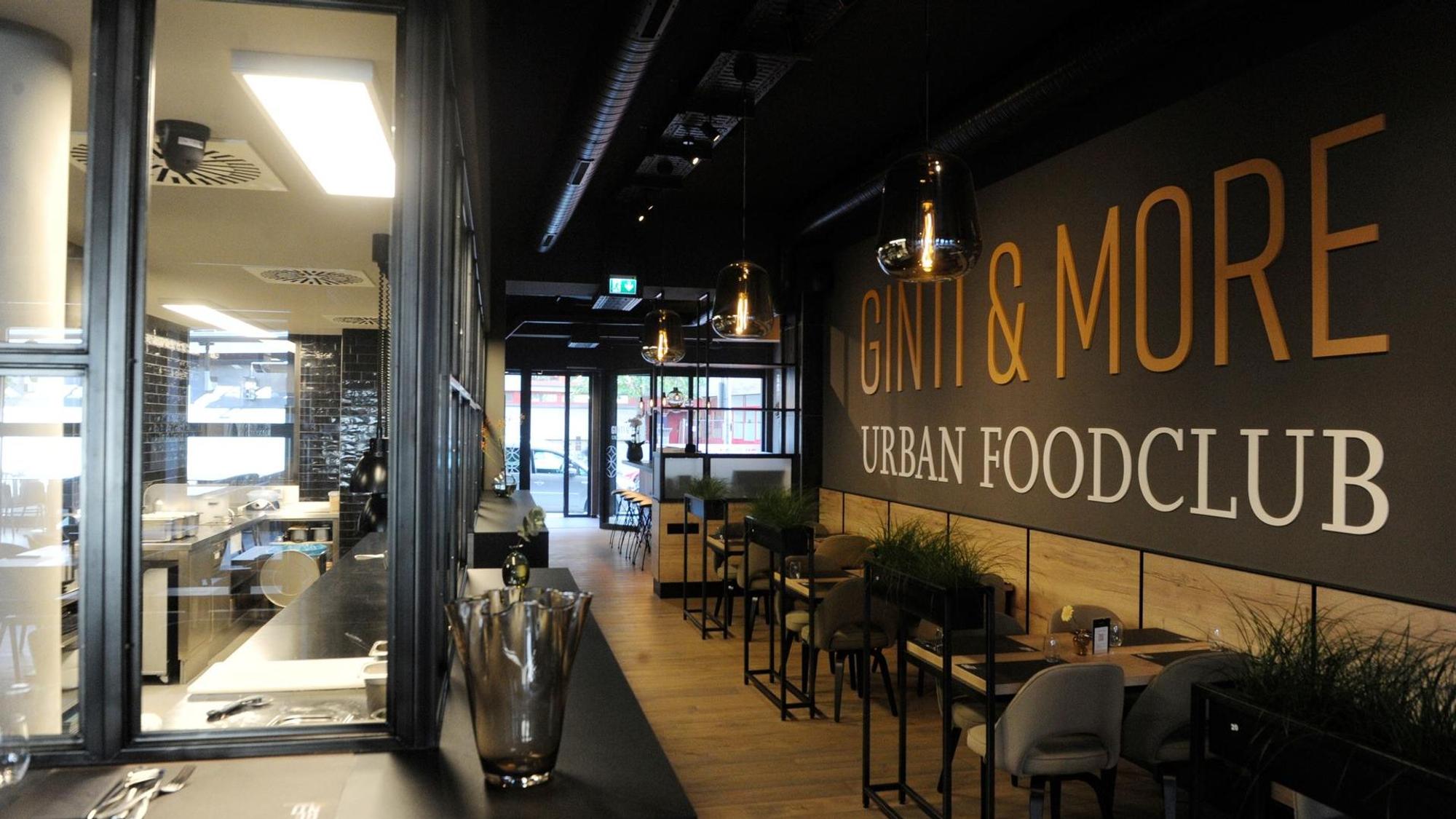 Der Innenraum des Restaurants Ginti & More in Köln.