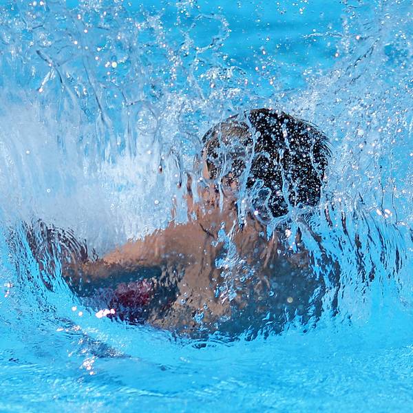 Junge taucht unter Wasser dpa