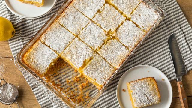 Zitronenkuchen mit Puderzucker.