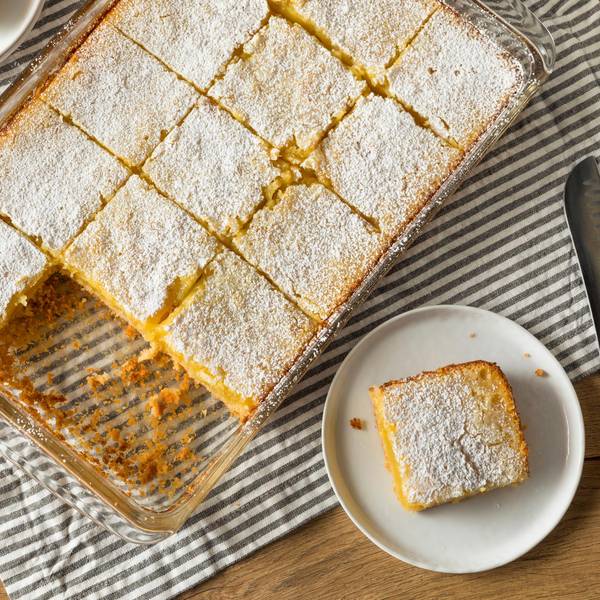 Zitronenkuchen mit Puderzucker.
