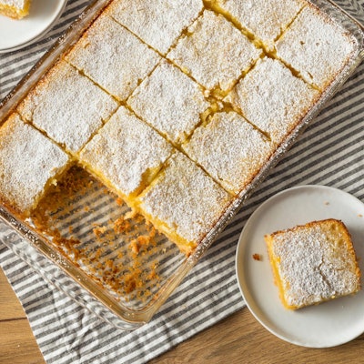 Zitronenkuchen mit Puderzucker