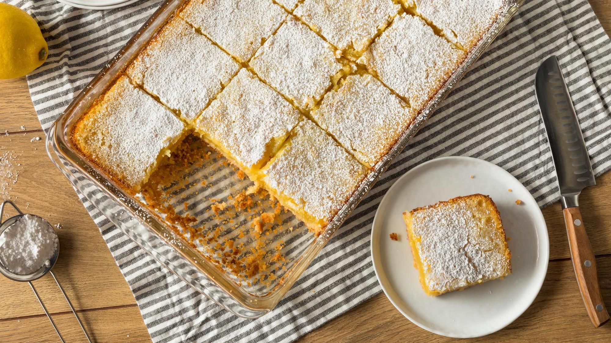 Zitronenkuchen mit Puderzucker.