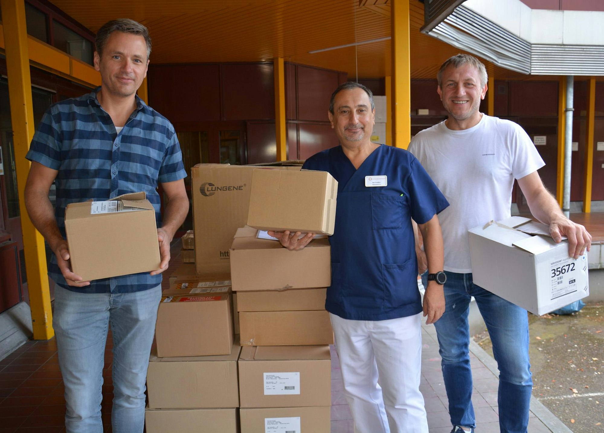 Vom Klinikum Oberberg in die Ukraine: Chefapotheker Lars Lemmer, Psychiater Igor Prudkov und ein Fahrer des Hilfstransportes verladen Medikamente, medizinischen Sachbedarf, Verbandsstoffe und zwei Röntgenschürzen.