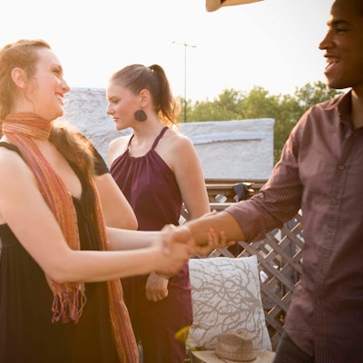 Frau lernt Mann kennen Getty Images