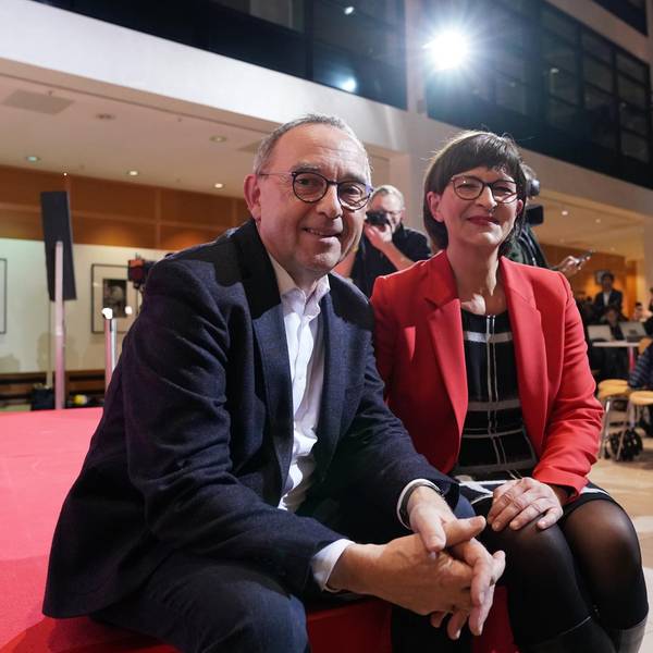 NoWaBo und Esken sitzend