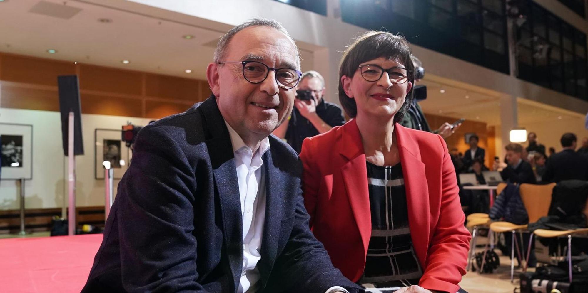 NoWaBo und Esken sitzend