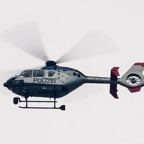 Polizeihubschrauber bei grauem Himmel Symbolbild dpa