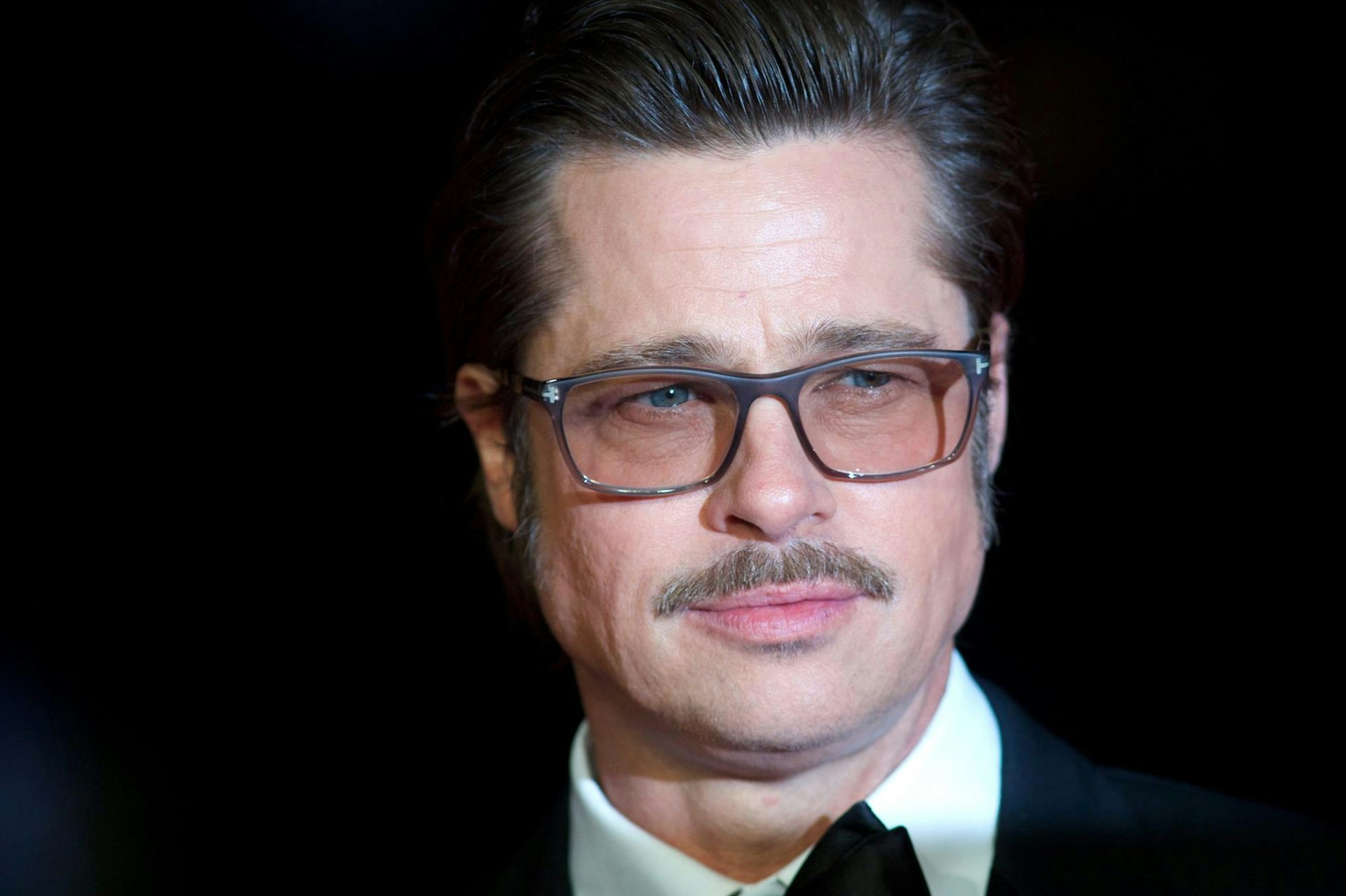 Brad Pitt trägt Schnäutzer_November2014