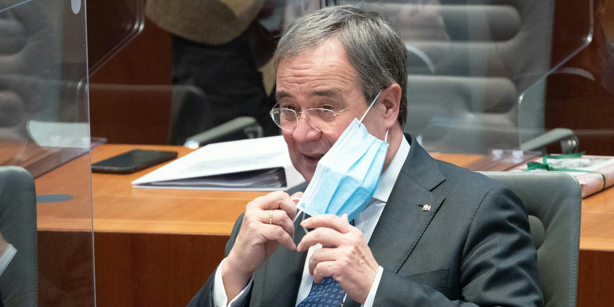 Laschet mit Maske im Landtag