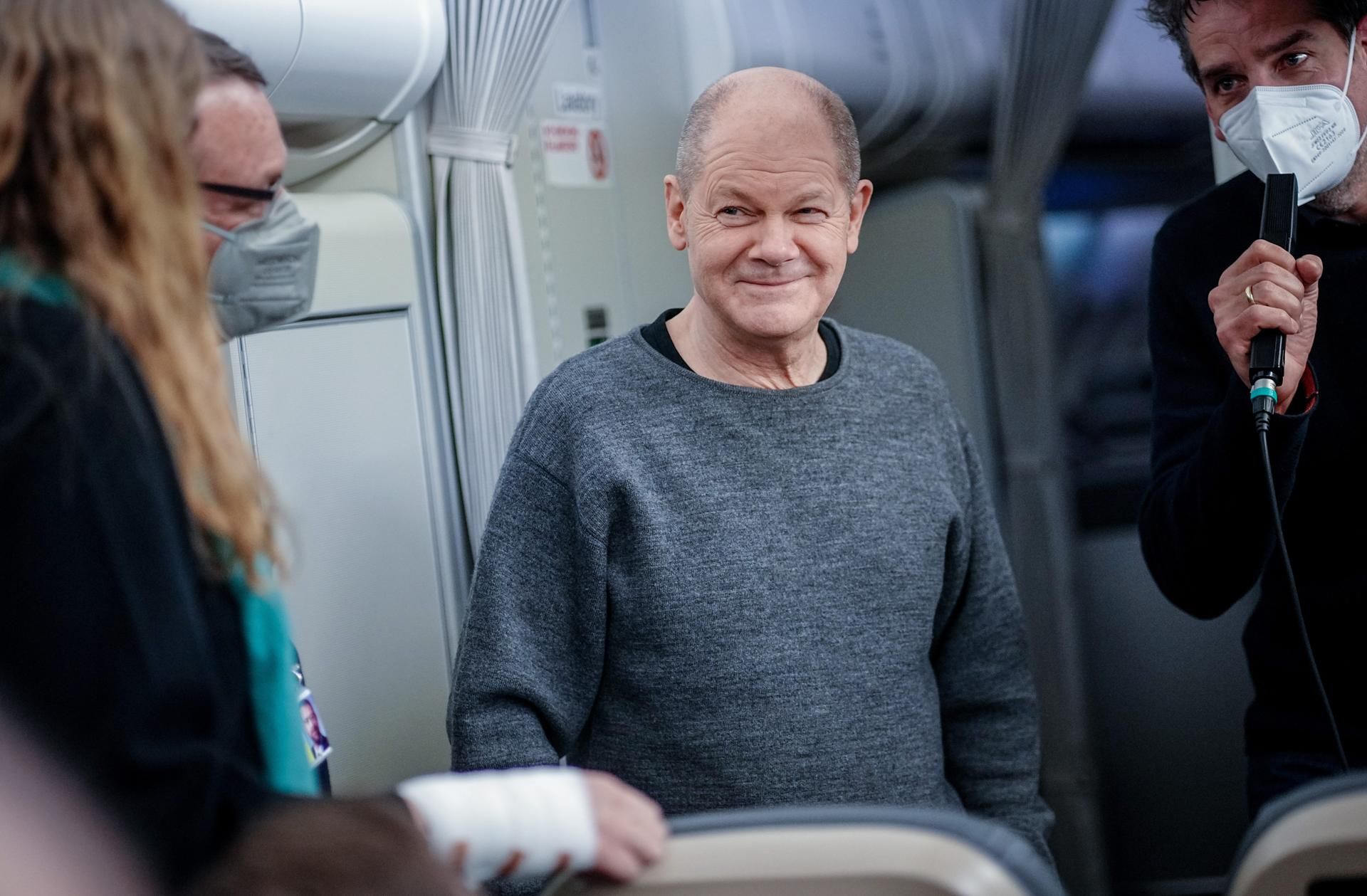 Olaf Scholz mit Pulli 070222