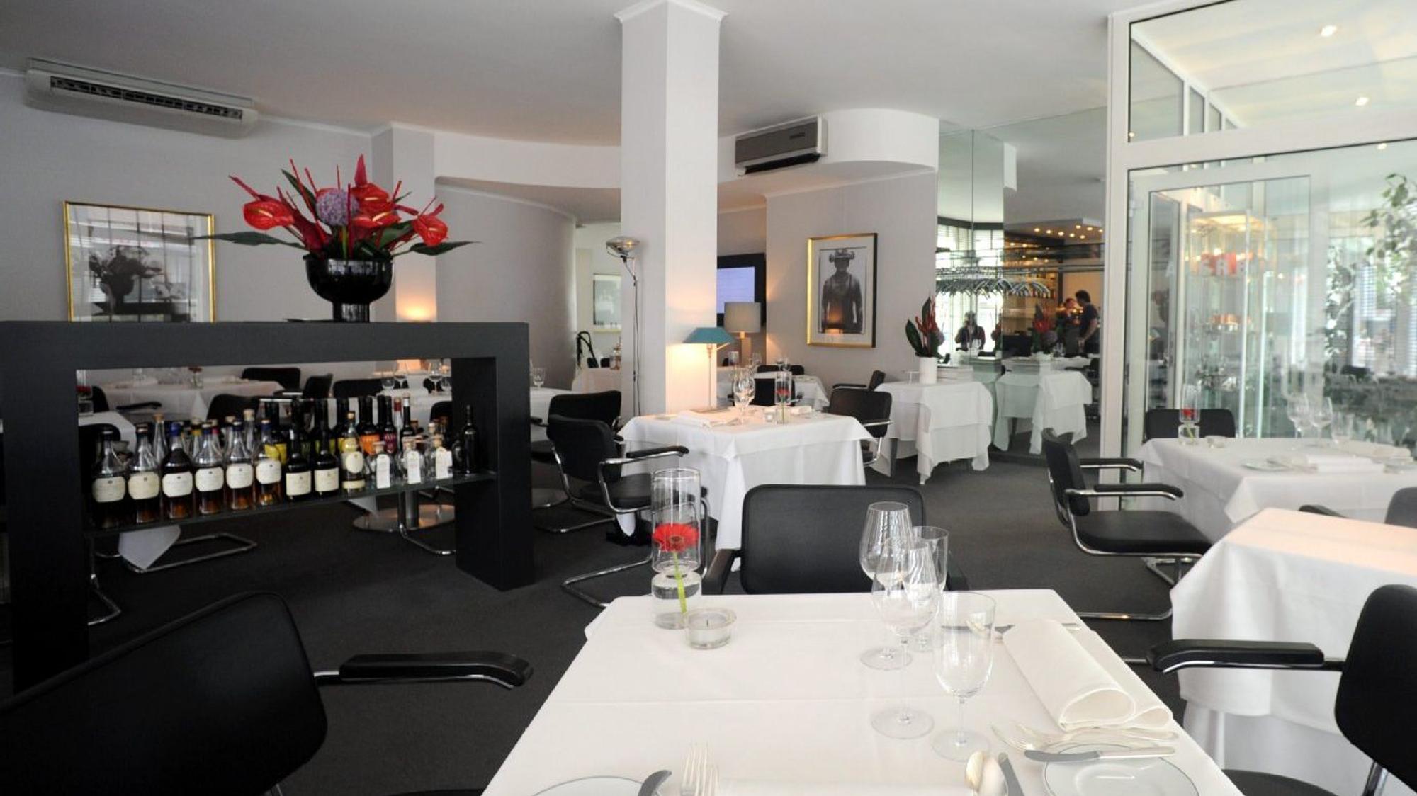 Das Ristorante Alfredo von innen, edle Einrichtung, gedeckter Tisch im Vordergrund