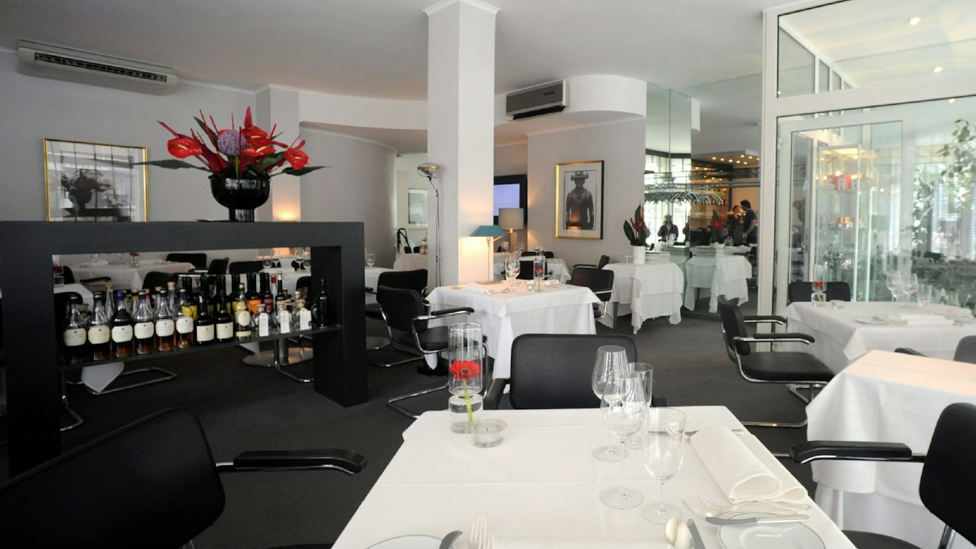 Das Ristorante Alfredo von innen, edle Einrichtung, gedeckter Tisch im Vordergrund