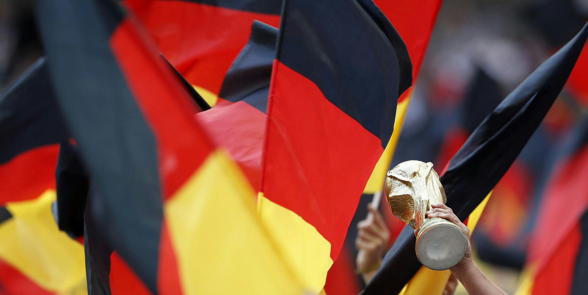 WM Pokal Deutschlandfahnen