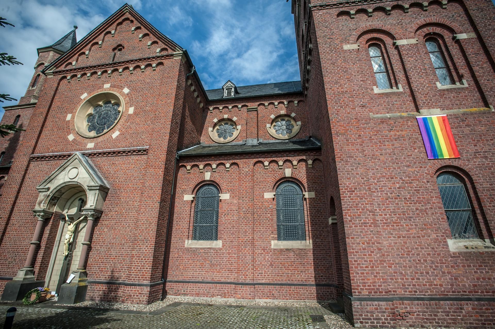 regenbogen-fahne-st_nikolaus_RLE_leverkusen14052021ALF_1468