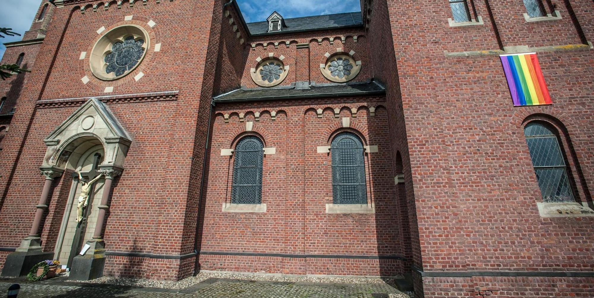 regenbogen-fahne-st_nikolaus_RLE_leverkusen14052021ALF_1468
