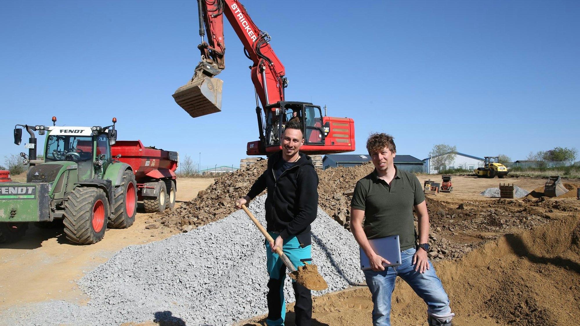 Zwei Brüder auf einer Baustelle.