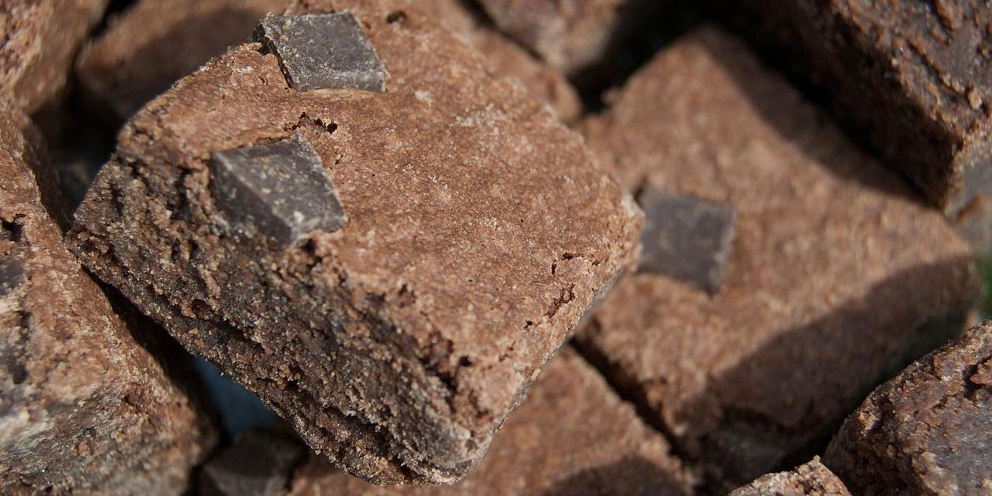 1280px-Brownies_with_chocolate_chunks