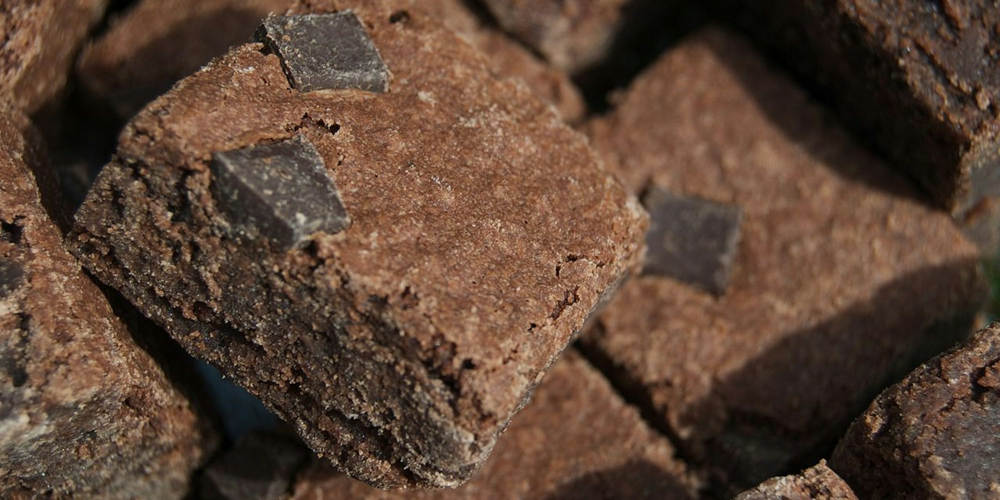 1280px-Brownies_with_chocolate_chunks