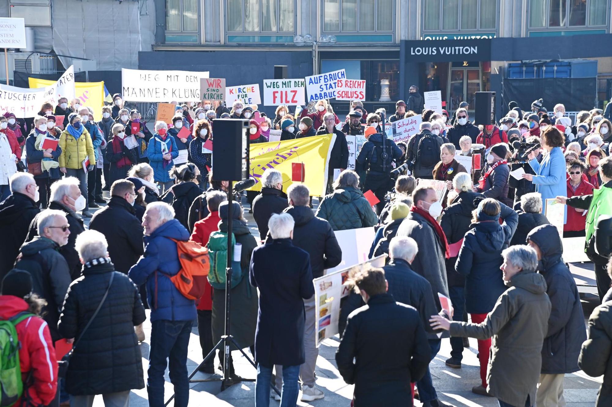 Protest vor Dom gegen Woelki 2