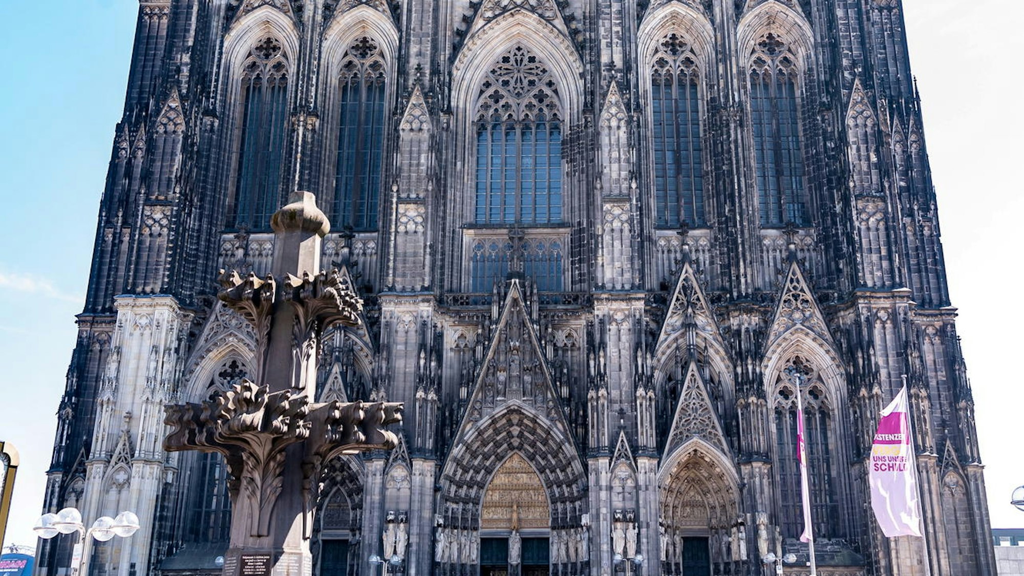 Die Westseite des Doms, fotografiert am 16. April 2019, 12.26 Uhr während der Schweigeminute für Notre-Dame.