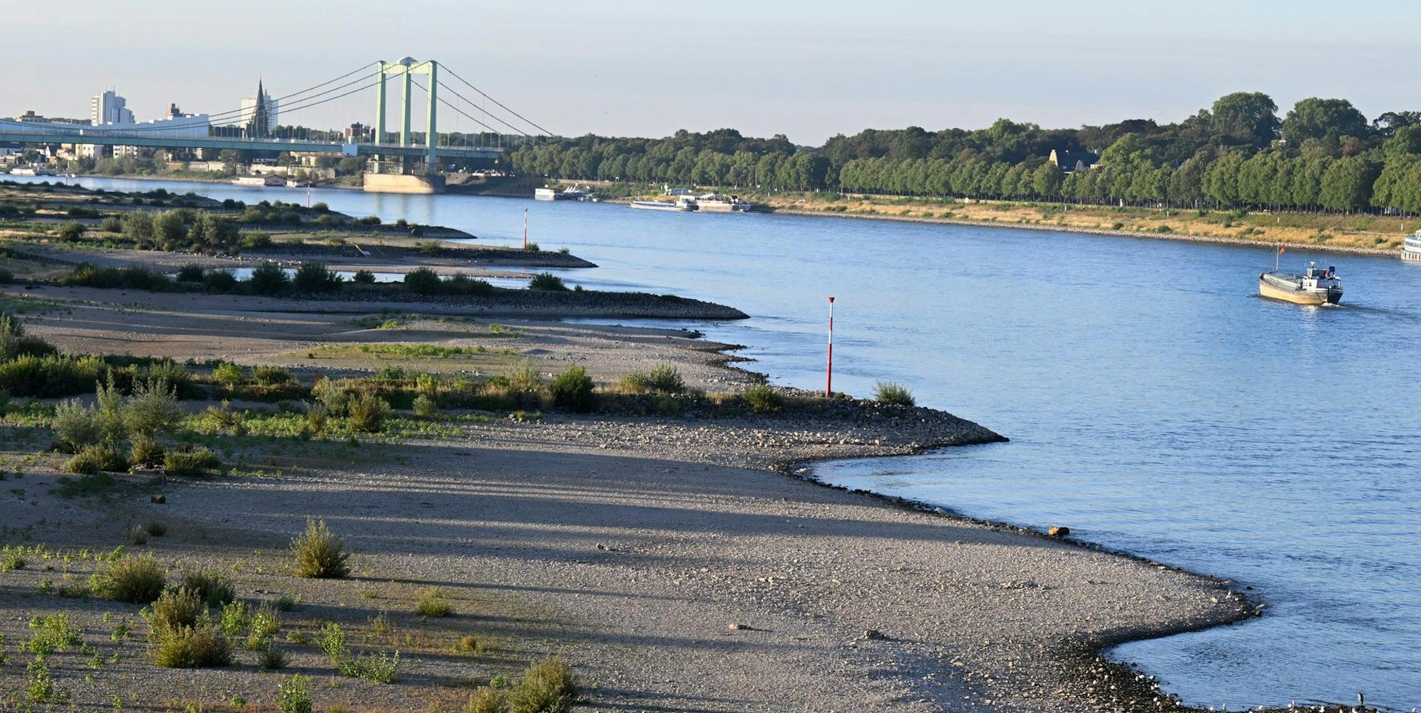 Rhein Schiff Köln dpa