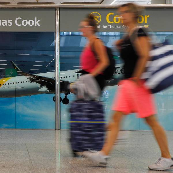 Reisende-passieren-einen-Schalter-von-Thomas-Cook-und-Condor
