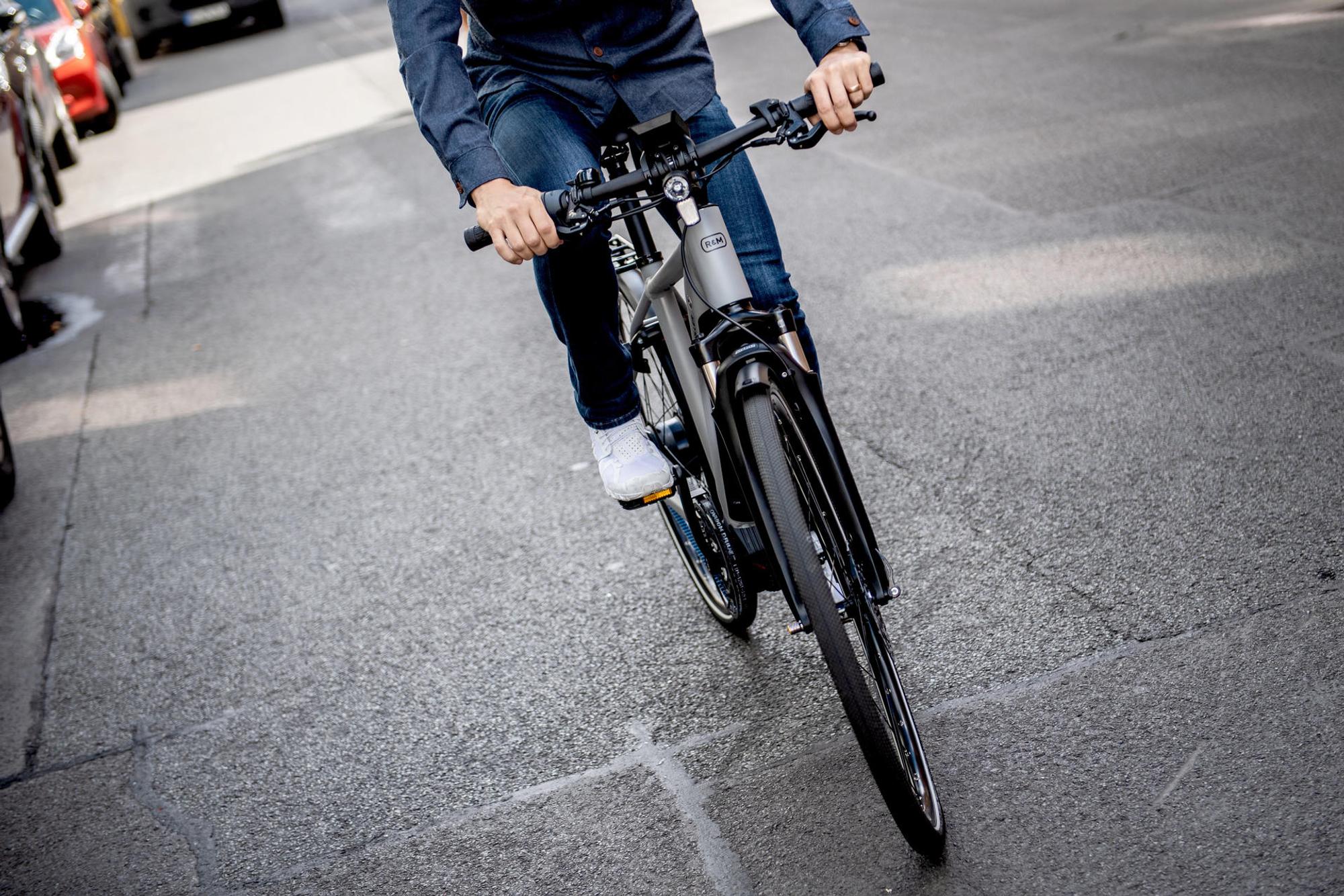 Ein Radfahrer ist in Leverkusen ohne Fremdeinwirkung gestürzt. (Symbolbild)