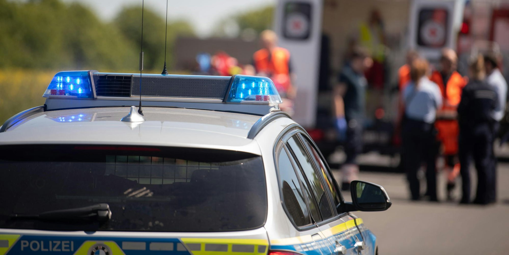 Polizeiwagen und Krankenwagen Tom Steinicke