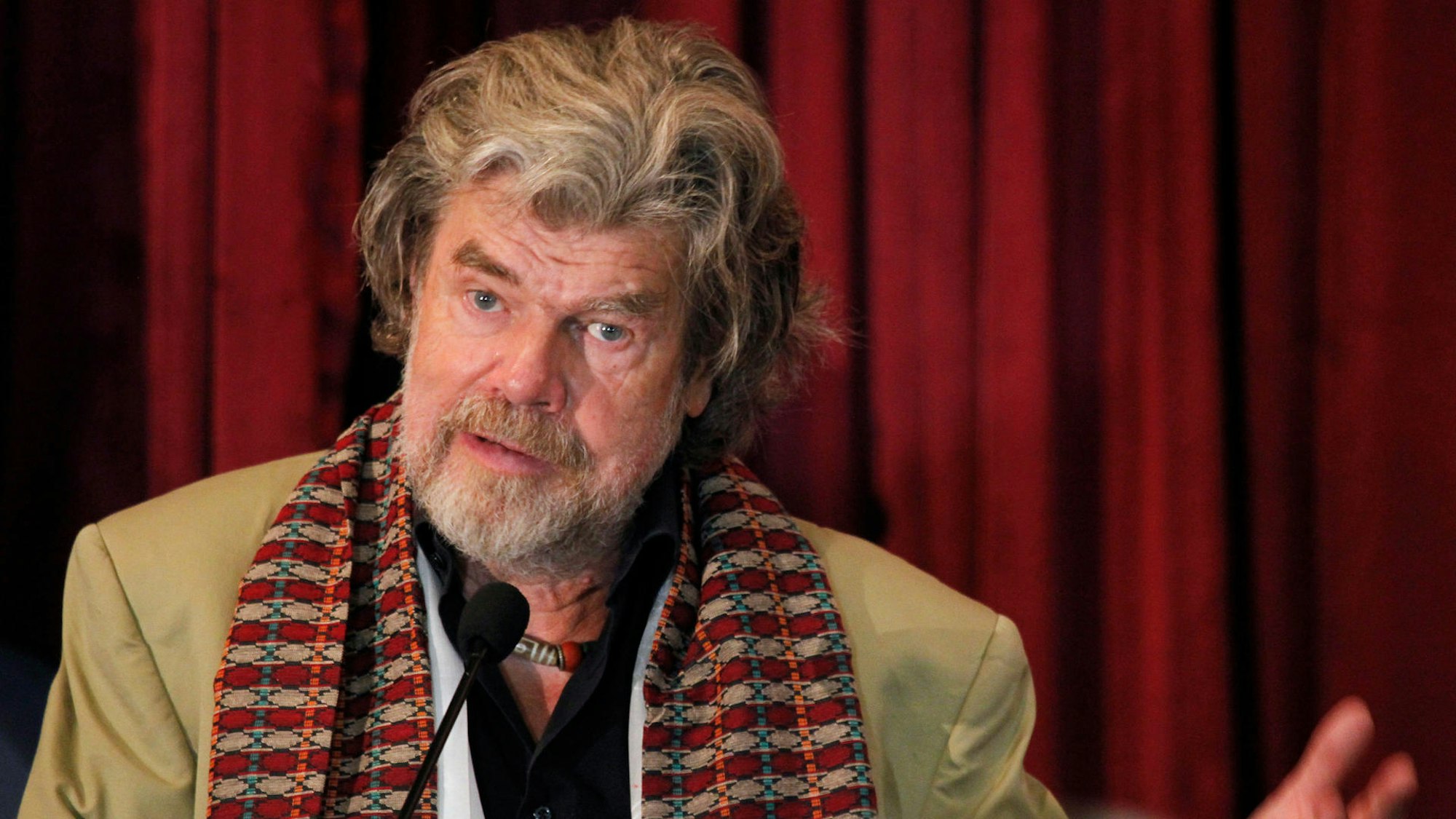 Reinhold Messner redet bei einer Veranstaltung.
