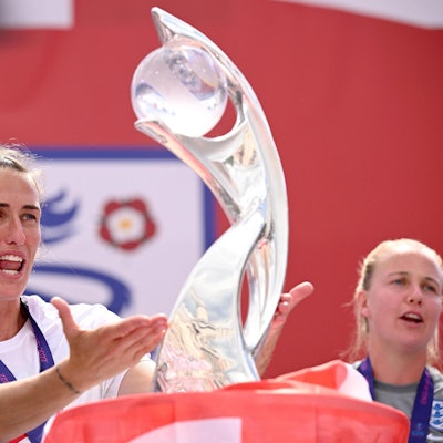 Lionesses mit Pokal