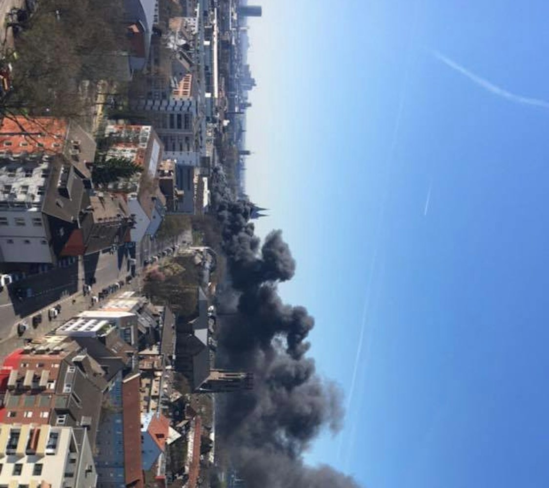 Rauchwolke über Köln Autowerkstatt
