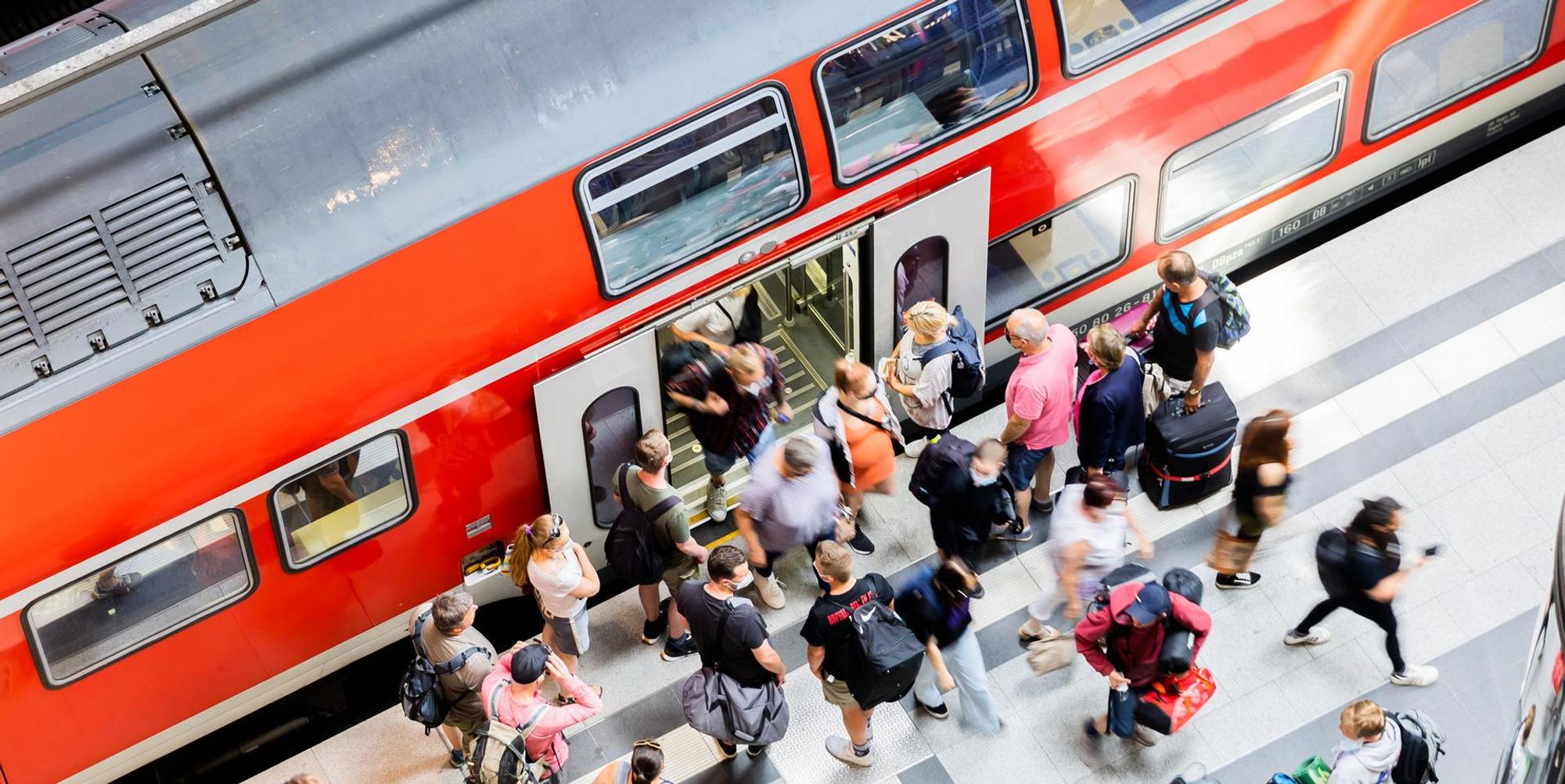 Bahn Verkehr Reisende dpa