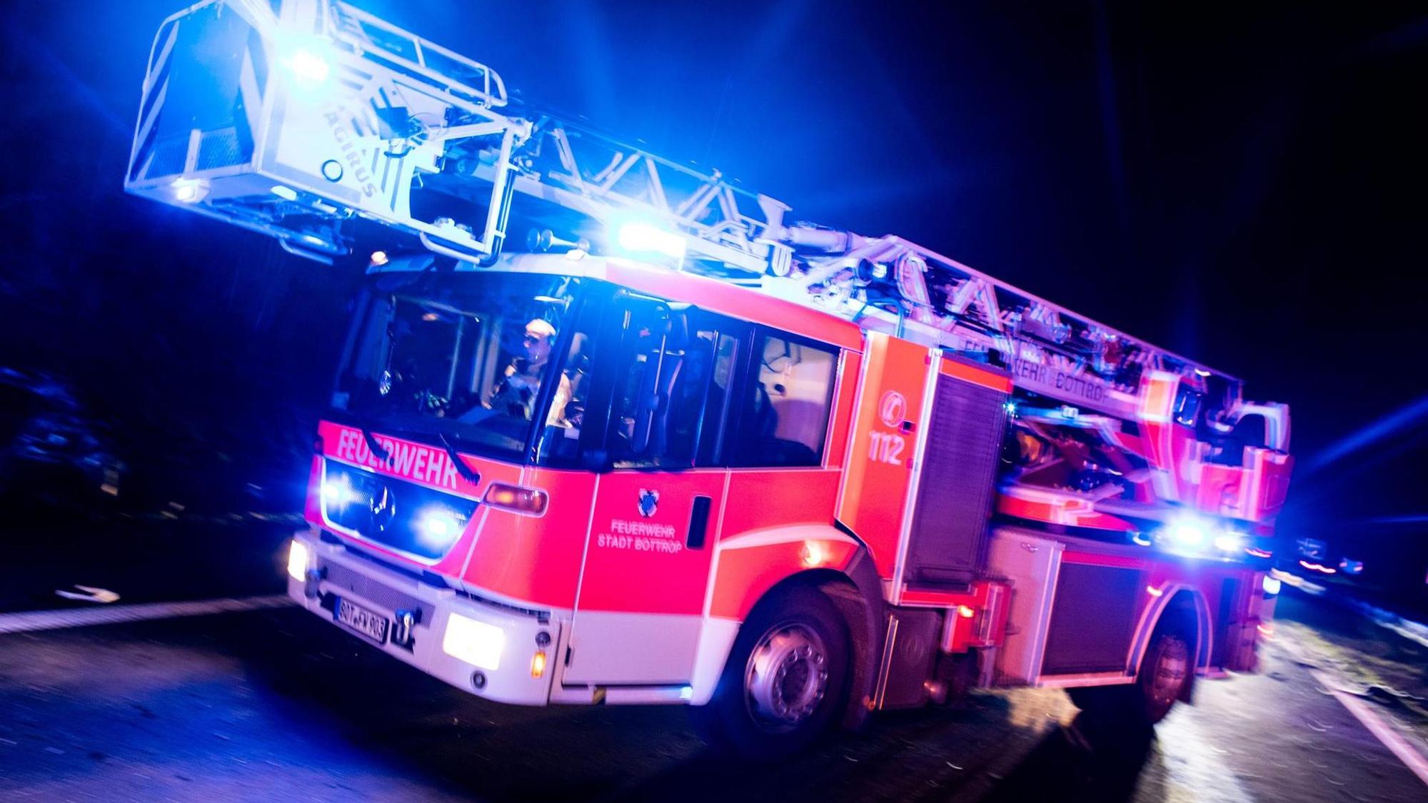 Das Symbolfoto zeigt ein Feuerwehrfahrzeug.