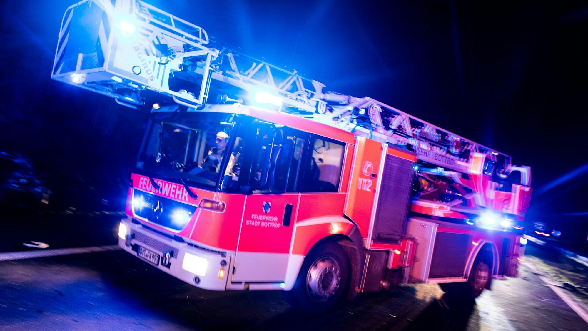 Das Symbolfoto zeigt ein Feuerwehrfahrzeug.