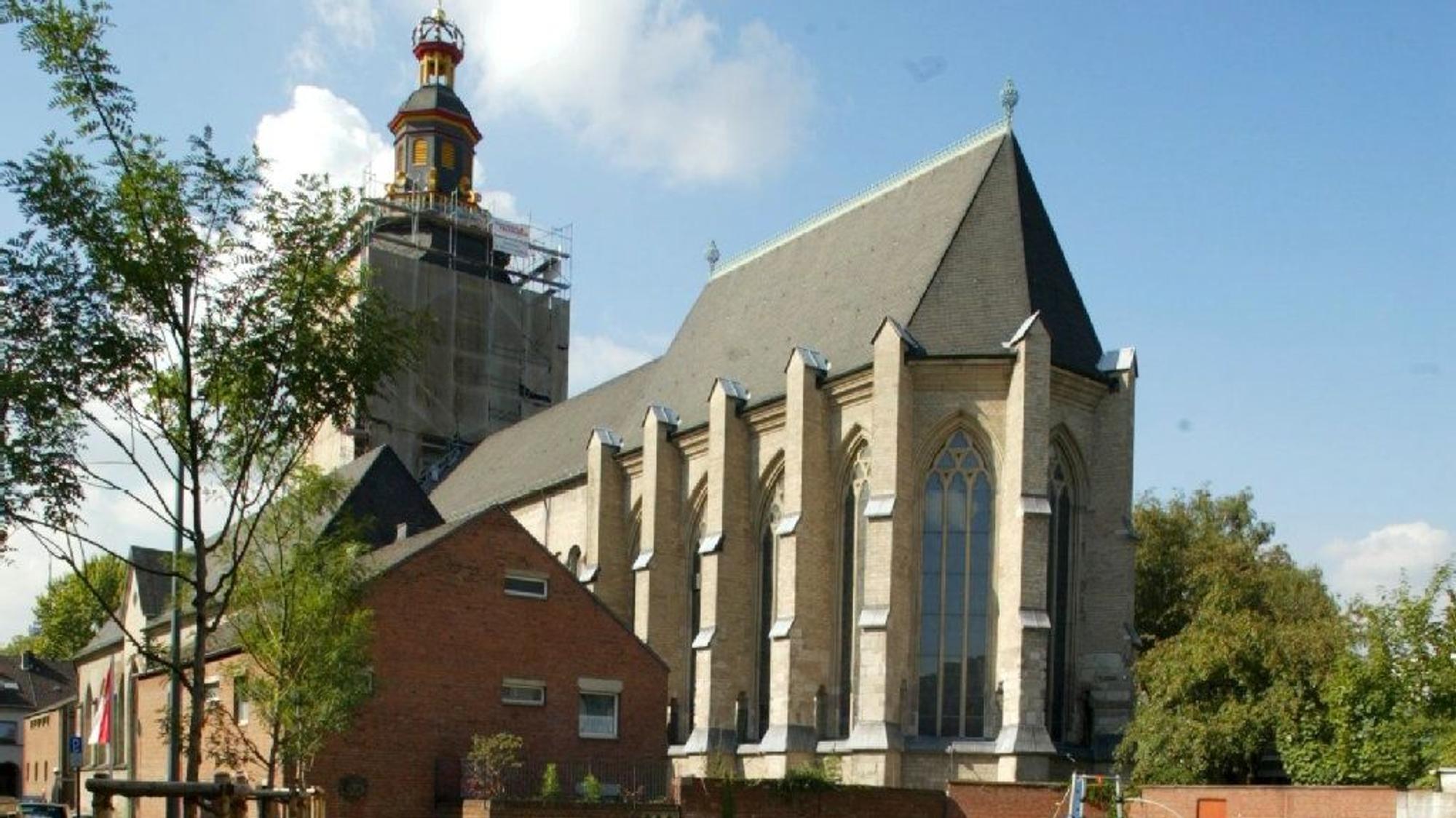 Kirche St. Ursula von außen in Köln.