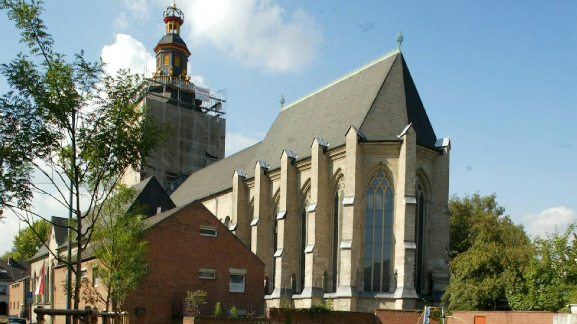 Kirche St. Ursula von außen in Köln.