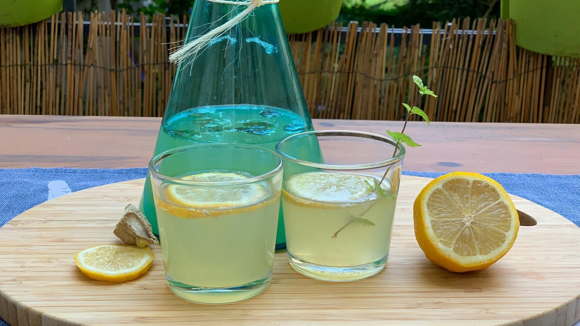 Zitronenlimo mit Zitronen auf einem Tisch angerichtet