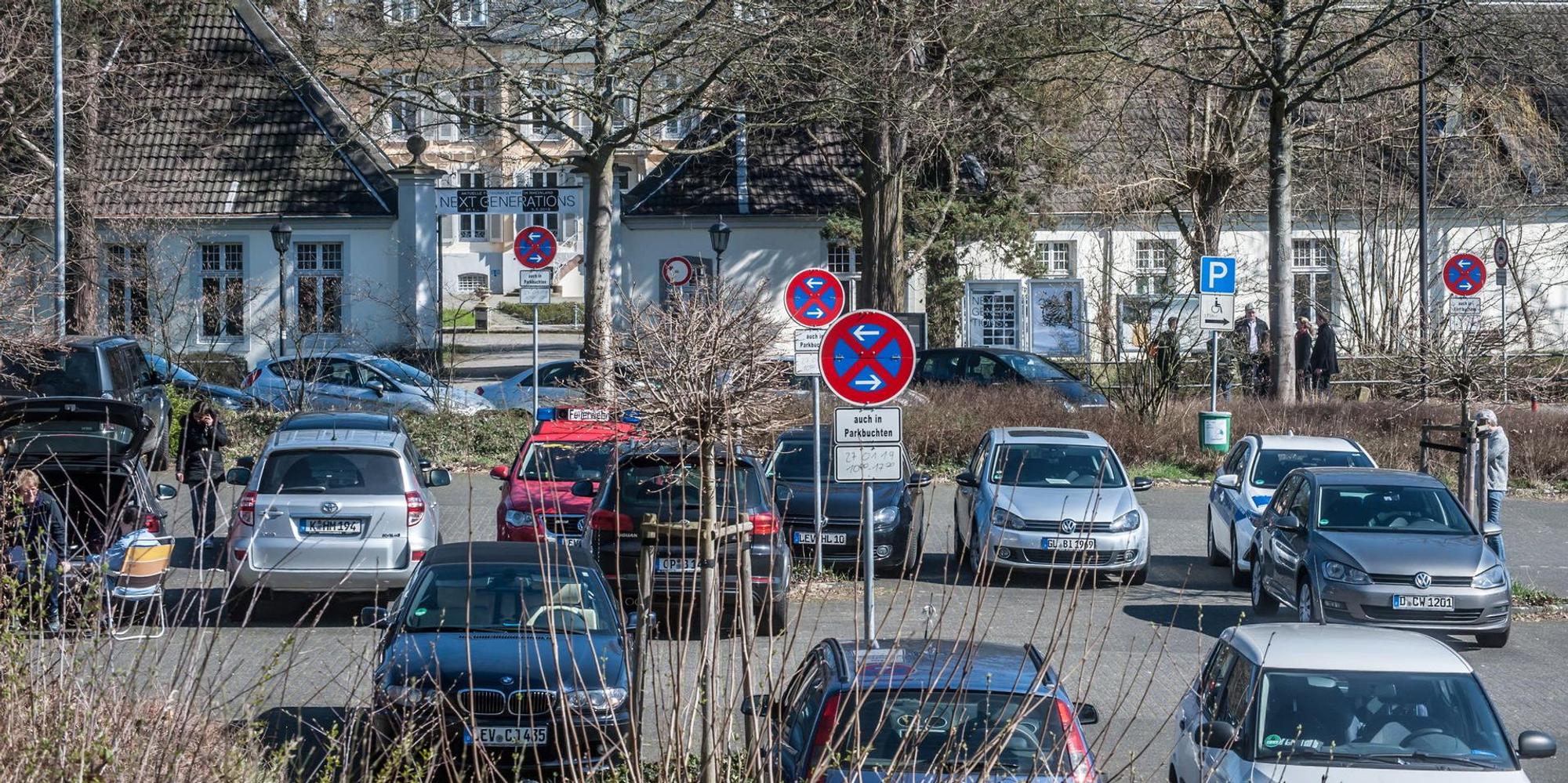 leverkusen-morsbroich-Parkplatz-sichtachse-ALF_4330