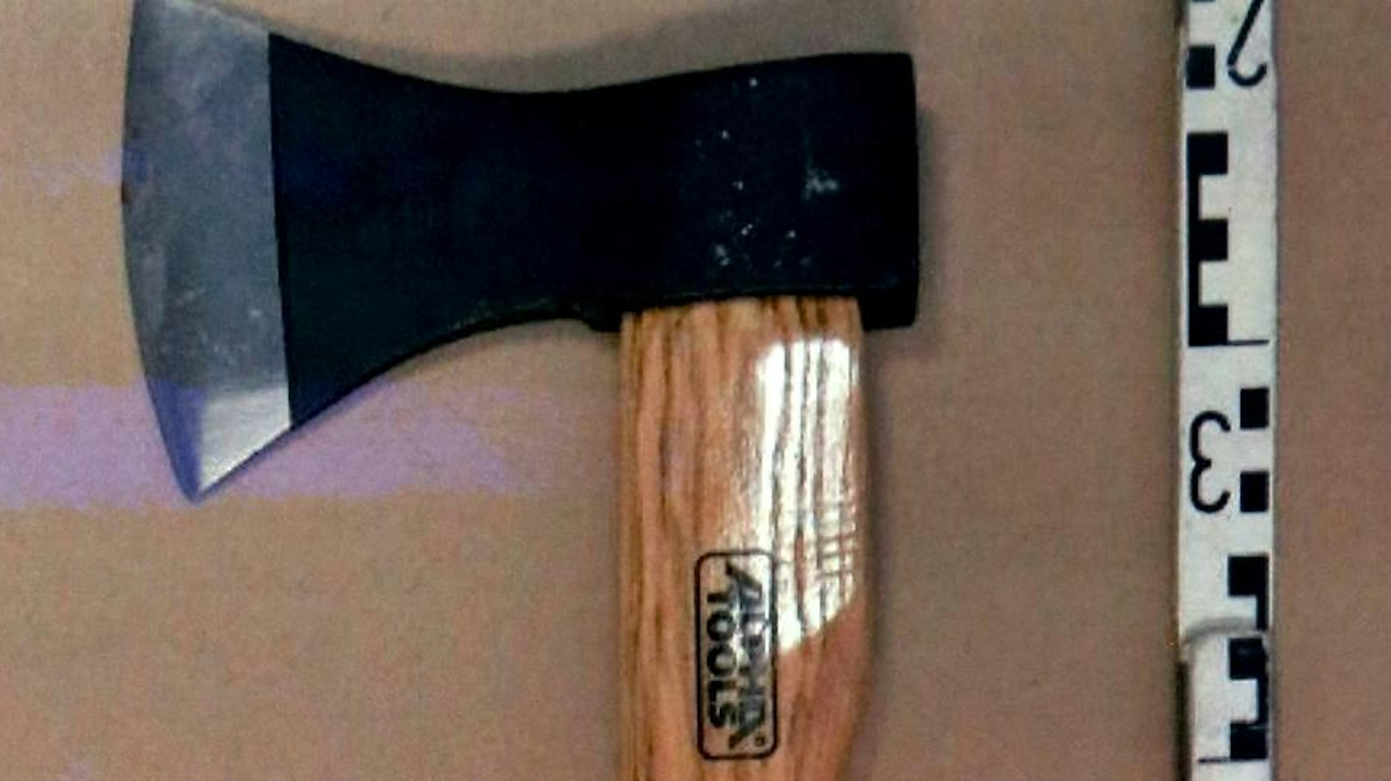 Das Bild zeigt eine Axt.