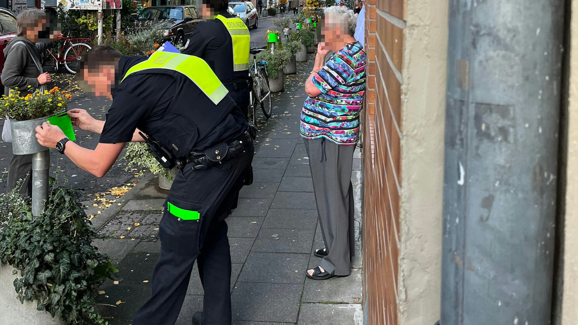 Mitarbeitende des Ordnungsamtes im Einsatz auf der Körnerstraße in Ehrenfeld.