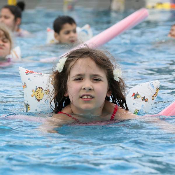 Kind beim Schwimmen