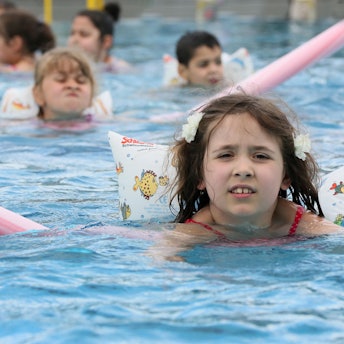 Kind beim Schwimmen