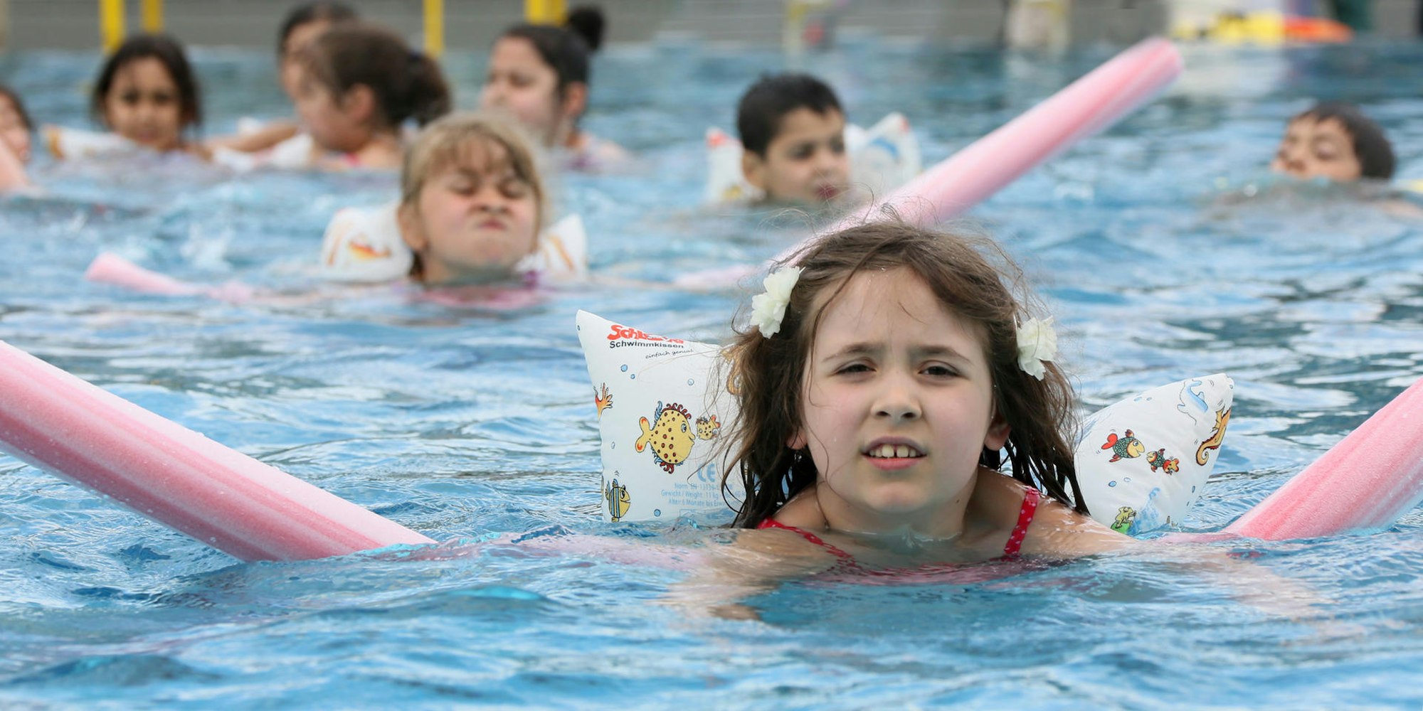 Kind beim Schwimmen