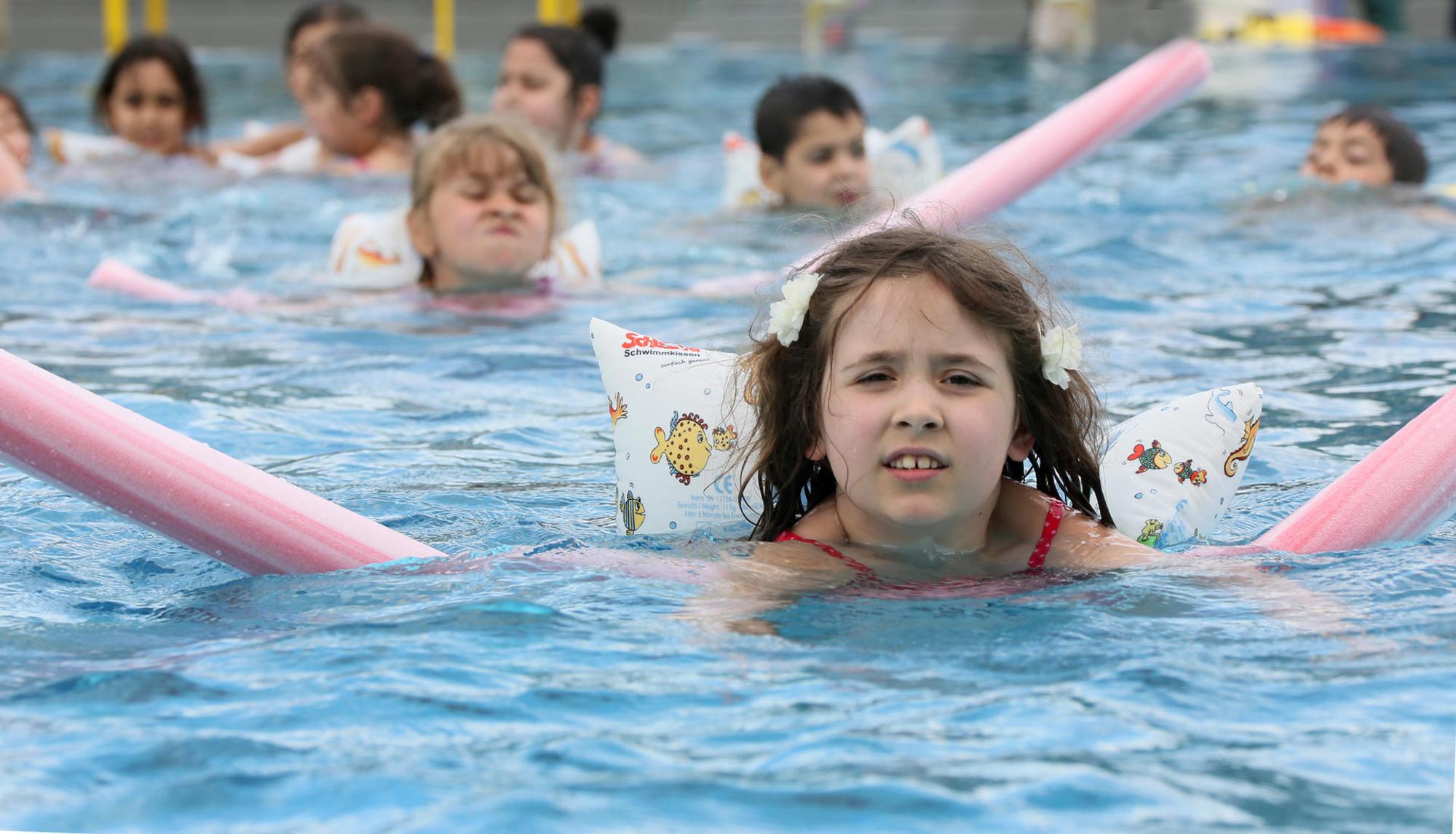 Kind beim Schwimmen