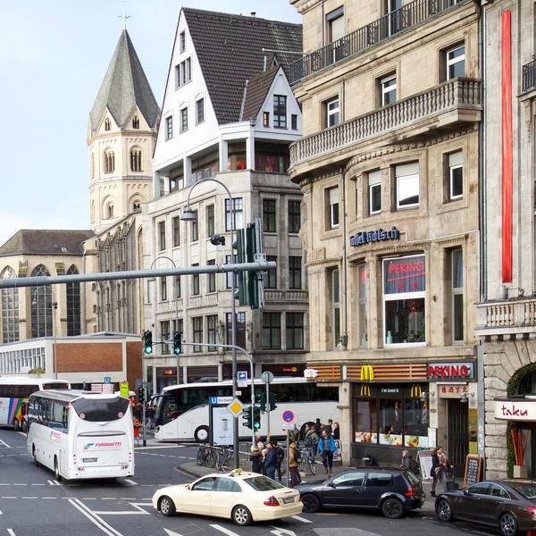 Reisebusse am Dom
